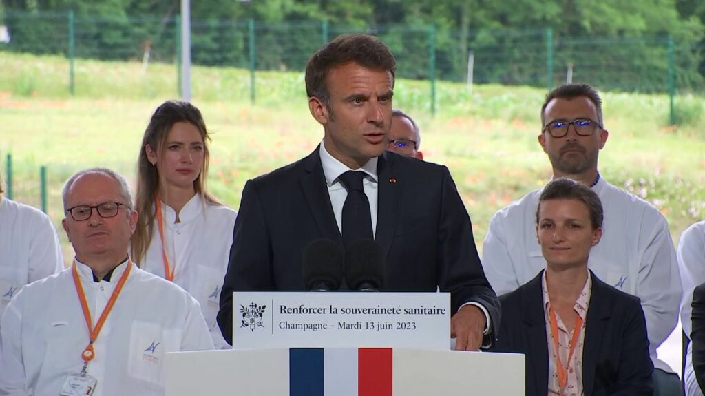 Pénurie de médicaments : relocalisation de la production, "plan blanc", prévention... Ce qu'il faut retenir des annonces d'Emmanuel Macron
              Le président de la République s'en rendu mardi à Champagne, en Ardèche, dans l'usine du laboratoire Aguettant.