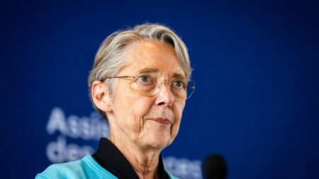 Permis à 17 ans, lutte contre le harcèlement scolaire, bourses... Ce qu'il faut retenir des annonces d'Elisabeth Borne pour la jeunesse
              La Première ministre a fait de nombreuses annonces à destination des plus jeunes lors d'une interview accordée à Brut, mardi après-midi. Elle compte notamment permettre aux jeunes de 17 ans de passer le permis et de conduire, dès janvier 2024.