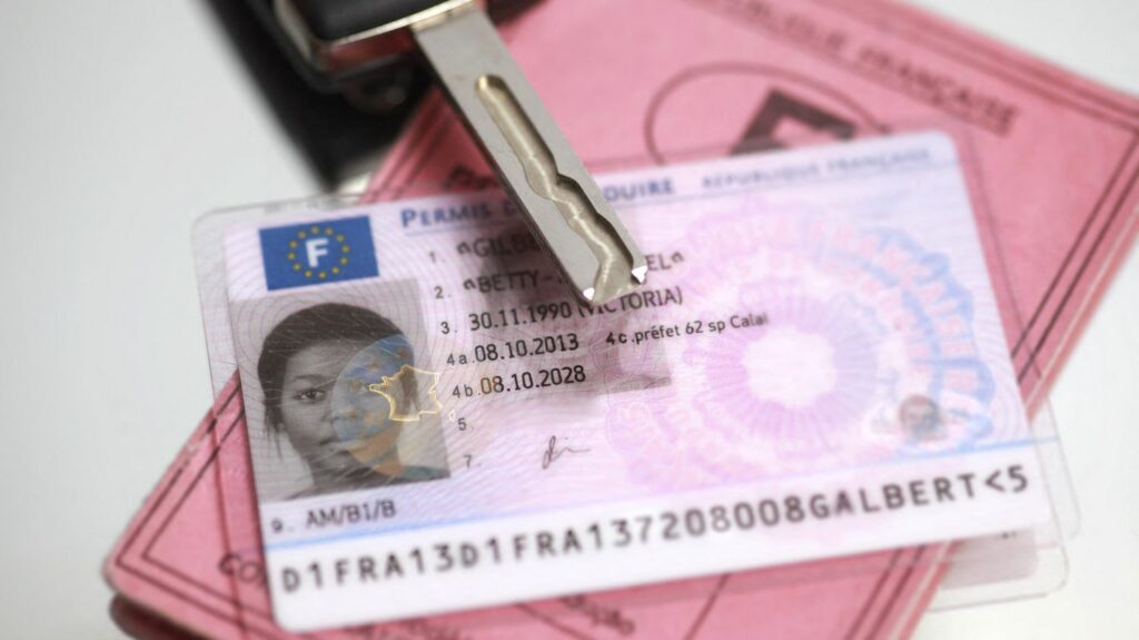 Permis de conduire dès 17 ans : "Un passeport pour la vie professionnelle" pour les jeunes, estime David Morales, de la Capeb
              Alors que le gouvernement envisage d'abaisser à 17 ans l'âge minimum pour passer son permis de conduire, David Morales, de la Confédération de l'artisanat et des petites entreprises du bâtiment (Capeb), estime que cette mesure favoriserait l'employabilité des jeunes.