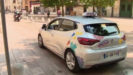 Permis de conduire à 17 ans : les associations de sécurité routière inquiètes
              Elisabeth Borne a annoncé, mardi 20 juin sur Brut, que l'âge minimum pour passer le permis de conduire sera abaissé à 17 ans à partir de janvier 2024. Une mesure qui inquiète les associations de sécurité routière, les jeunes étant particulièrement exposés aux dangers de la route.