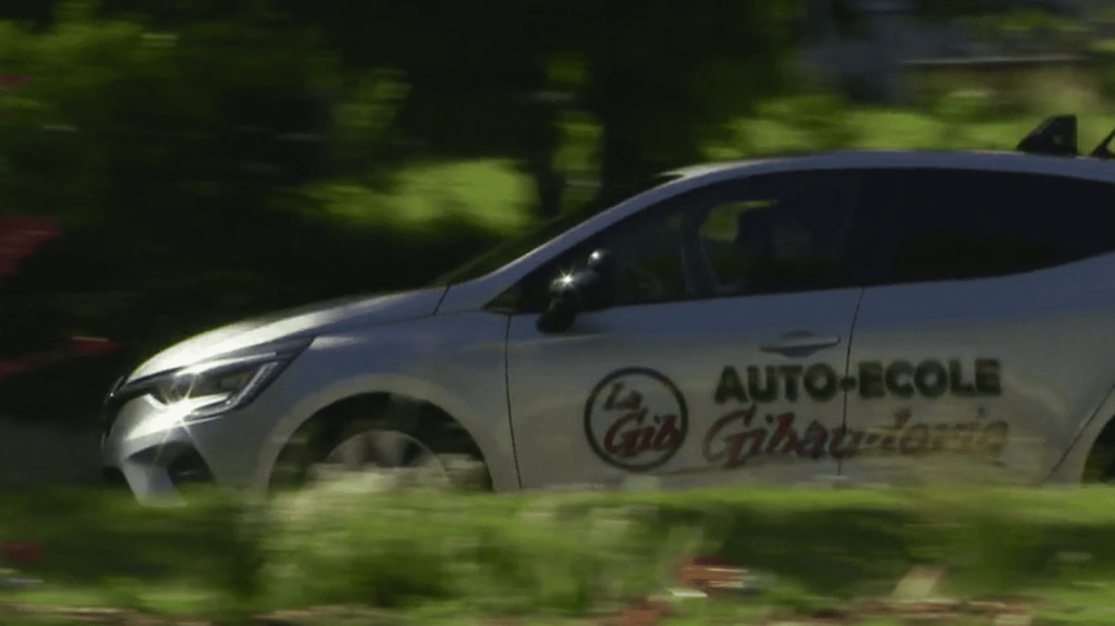 Permis de conduire : les Français pourront-ils obtenir le précieux sésame dès leur 17 ans ?
              Le gouvernement réfléchirait à baisser l’âge minimum de 18 à 17 ans pour le permis de conduire. Rien n’est encore fait. Mais certains s’inquiètent pour la sécurité routière.
