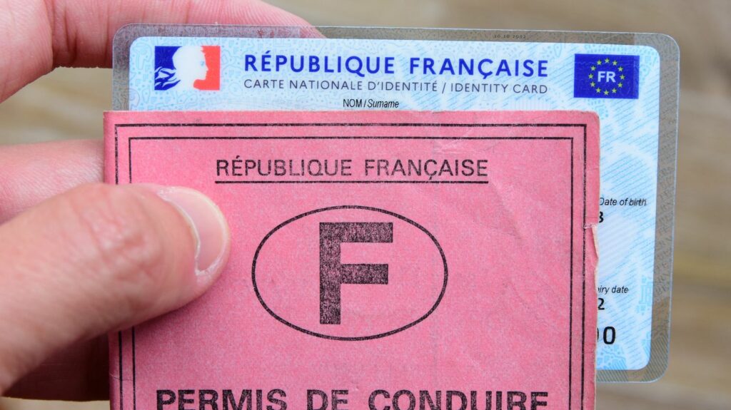 Il sera possible de passer le permis de conduire à partir de 17 ans dès janvier 2024, annonce Elisabeth Borne
                  Alors que les accidents de la route sont la première cause de mortalité chez les 18-24 ans, la Première ministre a promis d'être "très attentive sur le niveau demandé" pour obtenir le permis.