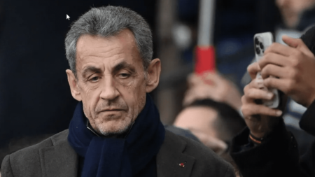 Soupçons de financement libyen de la campagne de 2007 : le domicile de Nicolas Sarkozy perquisitionné, l'ancien président a été entendu par les enquêteurs
              Les investigations portent sur les raisons de la retentissante rétractation en novembre 2020 du principal accusateur de Nicolas Sarkozy, Ziad Takieddine. L'épouse de l'ancien chef de l'Etat, Carla Bruni-Sarkozy, a également été auditionnée.