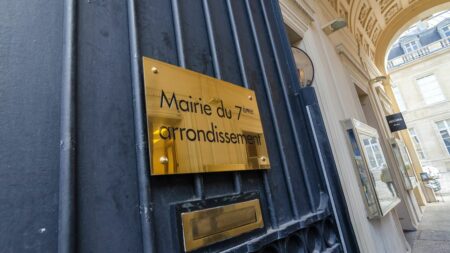 Des perquisitions à la mairie du 7e arrondissement de Paris et dans deux cabinets d'avocats parisiens
              La police judiciaire a perquisitionné les locaux de la mairie du 7e arronsissement de Paris et deux cabinets d'avocats, en lien avec une enquête concernant le Paris-Saint-Germain.