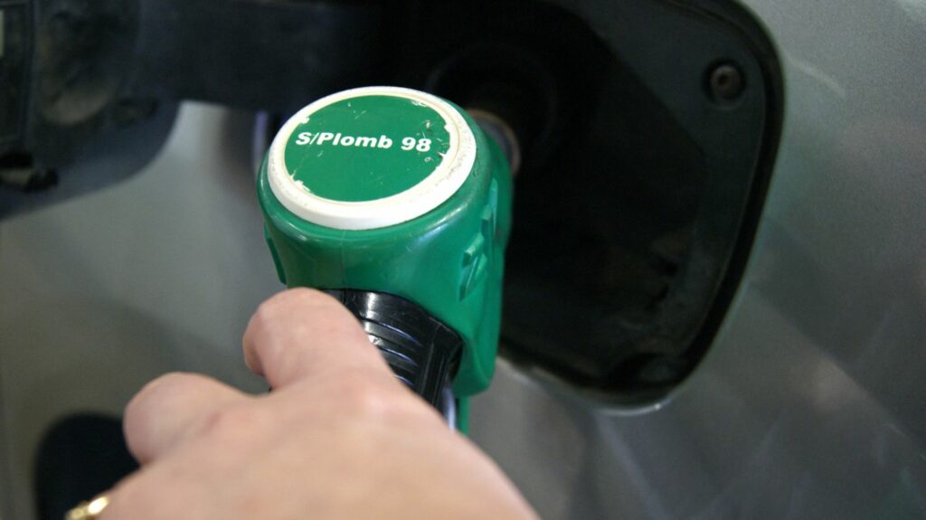 Pétrole : en décidant de réduire sa production, l'Arabie saoudite va-t-elle faire flamber les prix à la pompe ?
              Réunis ce week-end à Vienne, en Autriche, les pays producteurs et exportateurs de pétrole ont décidé de réduire le volume de brut écoulé sur le marché mondial. L’objectif est de faire remonter les cours du baril qui sont aujourd’hui en berne. Est-ce que cela va avoir un impact sur les prix à la pompe pour les automobilistes ?