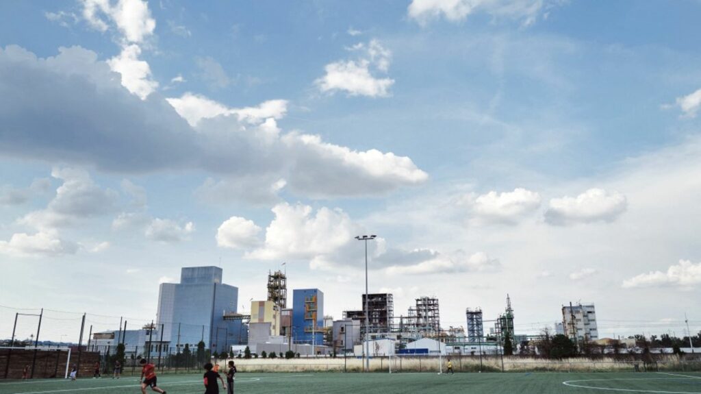 Polluants "éternels" : l'usine Arkema au sud de Lyon visée par une plainte
              Arkema est attaqué en justice par dix ONG et une quarantaine de particuliers vivant à proximité du site industriel dans la vallée de la chimie près de Lyon. Un référé pour réclamer des analyses sanitaires complètes et ainsi pouvoir mesurer l'impact des perfluorés.