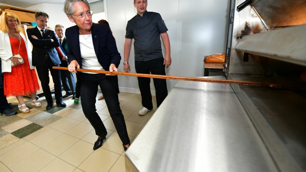 Logement, santé, transports... Ce que contient le vaste plan pour les campagnes présenté par Elisabeth Borne
                  En déplacement dans la Vienne, la Première ministre a listé jeudi une série de mesures comprises dans son plan France Ruralités.