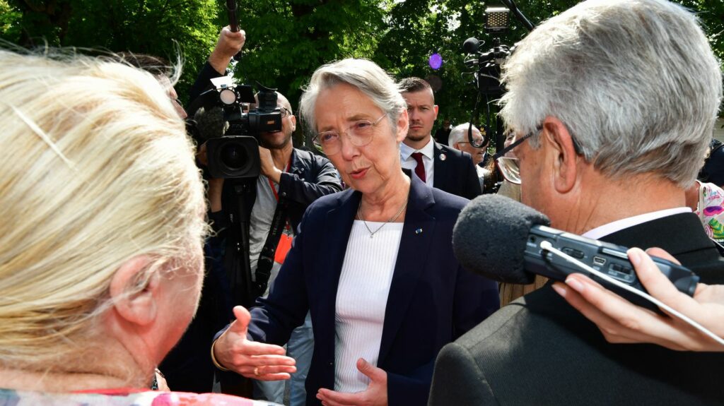 Plan France ruralités : "C'est une élue de la campagne normande qui vous le dit, les ruralités ont tout pour réussir", assure Elisabeth Borne
                  La Première ministre a dévoilé une série de mesures pour les campagnes. Le plan comprend une quarantaine de dispositions pour répondre aux enjeux spécifiques du monde rural.