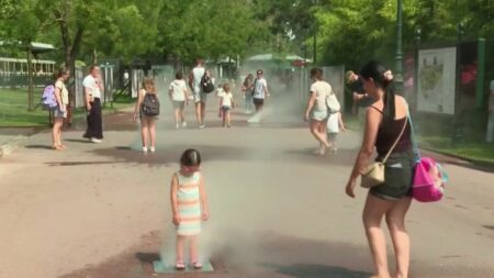 Plan canicule : le gouvernement dévoile ses mesures pour lutter contre les fortes chaleurs
                  Face aux fortes chaleurs attendues durant l'été 2023, le gouvernement a dévoilé un plan canicule. Des SMS seront notamment envoyés à la population en cas de grandes chaleurs.