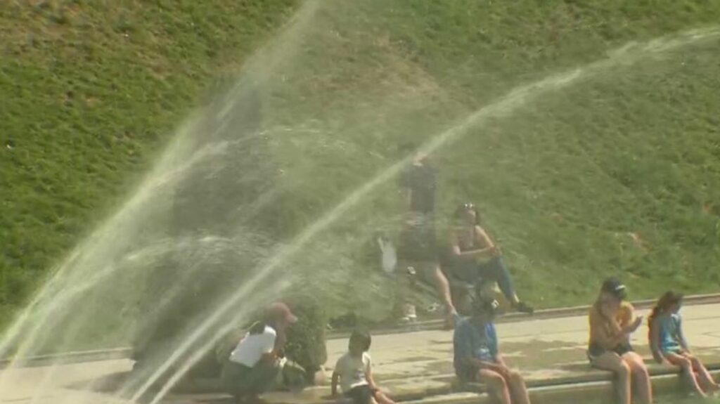 Plan canicule : le gouvernement dévoile 15 mesures pour lutter contre les fortes chaleurs
                  On s'attend à des épisodes de chaleur extrêmes pour l'été 2023. Face à cela, le gouvernement a dévoilé un plan canicule composé de 15 mesures. Il souhaite notamment actualiser les listes des personnes vulnérables, ou encore recenser les îlots de fraîcheur et les fontaines publiques.