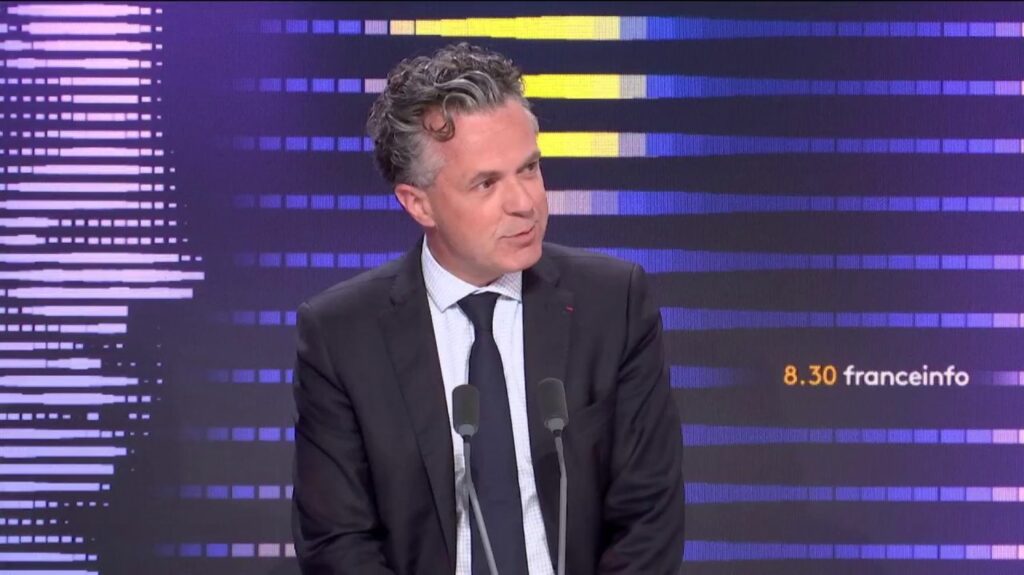 Baisse des émissions de CO2 : le plan du gouvernement visera à réduire "de 140 millions de tonnes nos émissions d'ici 2030", annonce Christophe Béchu
              Pour le ministre de la Transition écologique, il faut "doubler le rythme" de la baisse des émissions de gaz à effet de serre. Le gouvernement détaillera son plan mercredi 5 juillet.