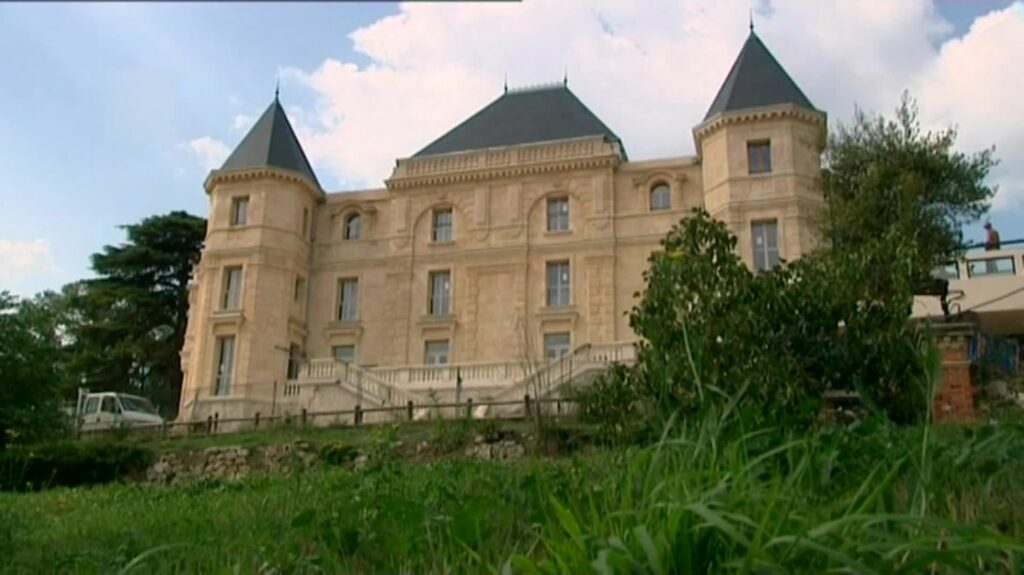 Polémique à Marseille : le petit-fils de Marcel Pagnol pourrait être dépossédé du "Château de ma mère"
                  L’association de Nicolas Pagnol n’aura plus la gérance du Château de la Buzine, l’antre de Marcel Pagnol. Cette décision doit être prochainement votée par le conseil municipal de Marseille. Une décision qui divise les responsables politiques locaux, et un crève-cœur pour le petit-fils du célèbre écrivain et cinéaste.