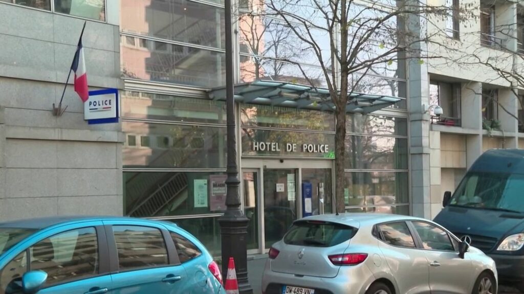 Adolescent tué à Nanterre : le policier a été placé en détention provisoire
              Deux jours après avoir tué un adolescent qui avait refusé d’obtempérer lors d’un contrôle routier, le policier en question a été placé en détention provisoire à la prison de la Santé.