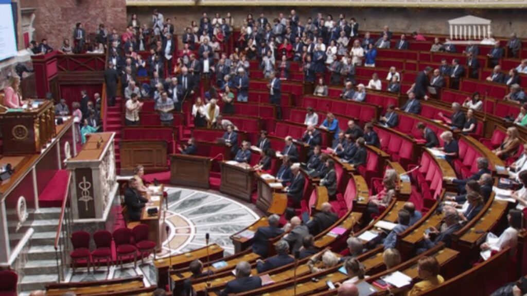 Politique : l’actualité de la semaine du 5 juin
                  Comme chaque jeudi, la journaliste Caroline Motte aborde l’actualité politique de la semaine. Au programme, l’émotion à l’Assemblée nationale et les oppositions qui ne décolèrent pas face à la réforme des retraites.