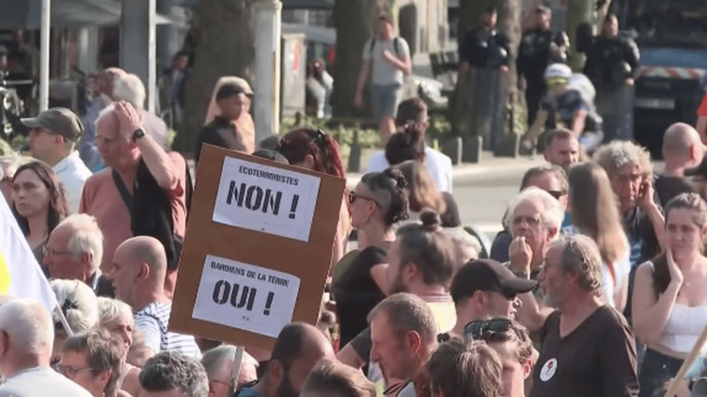 Politique : polémiques après la dissolution des "Soulèvements de la Terre"
                  La dissolution du collectif écologiste "Soulèvements de la Terre" a été actée mercredi 21 juin, en Conseil des ministres. Cette décision suscite de vives réactions, notamment des militants.