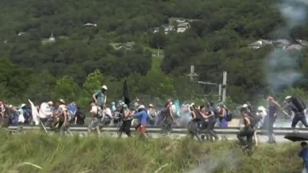 Politique : l'exécutif va dissoudre l'association Les Soulèvements de la Terre
                  L'association écologiste Les Soulèvements de la Terre est dans le viseur du gouvernement depuis la manifestation de Sainte-Soline, dans les Deux-Sèvres, qui avait dégénéré en mars dernier. Le ministre de l'Intérieur Gérald Darmanin veut dissoudre le mouvement.