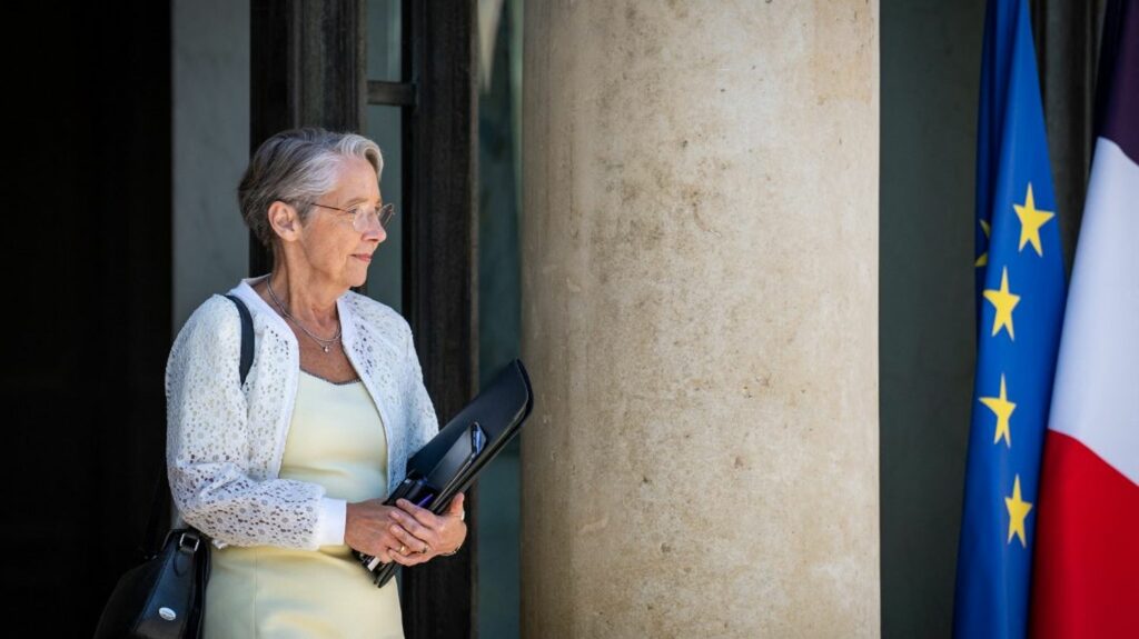 Politique : face à un éventuel remaniement, Elisabeth Borne revendique "une certaine expérience"
              L'ombre d'un remaniement prochain du gouvernement plane toujours, avec une question majeure : Elisabeth Borne restera-t-elle à Matignon ? Le journaliste Guillaume Daret, présent sur le plateau du 8 Heures, vendredi 23 juin, revient sur l'état d'esprit de la Première ministre, avec qui il a pu échanger.
