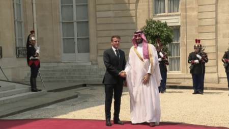 Politique : Emmanuel Macron a reçu le prince héritier saoudien
                  Vendredi 16 juin, Emmanuel Macron a déjeuné avec Mohammed ben Salmane, le prince héritier saoudien. Que faut-il retenir de ce rendez-vous ? Éléments de réponse avec le journaliste Guillaume Daret, en duplex de l’Élysée.