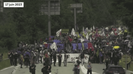 Politique : le collectif “Les Soulèvements de la Terre” dissous
                  Le ministre de l’Intérieur, Gérald Darmanin, a présenté le décret de dissolution du collectif “les Soulèvements de la Terre” en conseil des ministres, mercredi 21 juin. Le collectif, soutenu par la gauche et les Verts, est devenu un symbole de la division. Le point avec Guillaume Daret, en duplex de l’Elysée à Paris.