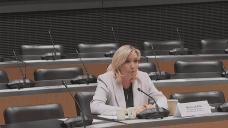 Politique : Marine Le Pen épinglée pour son lien avec la Russie
              Un rapport parlementaire sur les ingérences étrangères pointe les liens du Rassemblement national avec la Russie. Les réactions politiques sont nombreuses, à commencer par celle de Marine Le Pen qui se dit indignée.