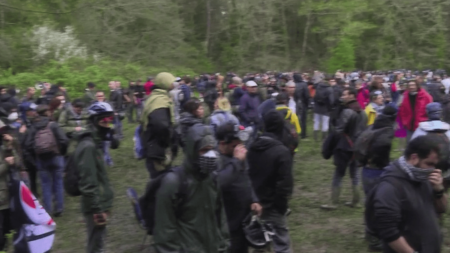 Politique : comment le gouvernement justifie la dissolution des “Soulèvements de la Terre” ?
                  Les “Soulèvements de la Terre” ont été dissous mercredi 21 juin dans la matinée, en conseil des ministres. Le collectif était dans le viseur de l’exécutif depuis les actions de Sainte-Soline, fin mars.