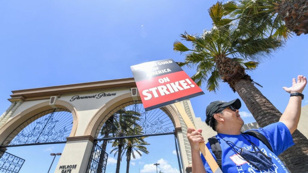 Après les scénaristes, Hollywood tremble face à une possible grève des acteurs à partir du 1er juillet
              Deux mois après le début de la grève des scénaristes, les acteurs vont-ils mettre Hollywood à genoux ? Le suspense plane aux Etats-Unis face à la possibilité d'un double mouvement social, qui pourrait débuter ce week-end et provoquerait l'arrêt de la quasi-totalité des productions cinématographiques et télévisuelles.