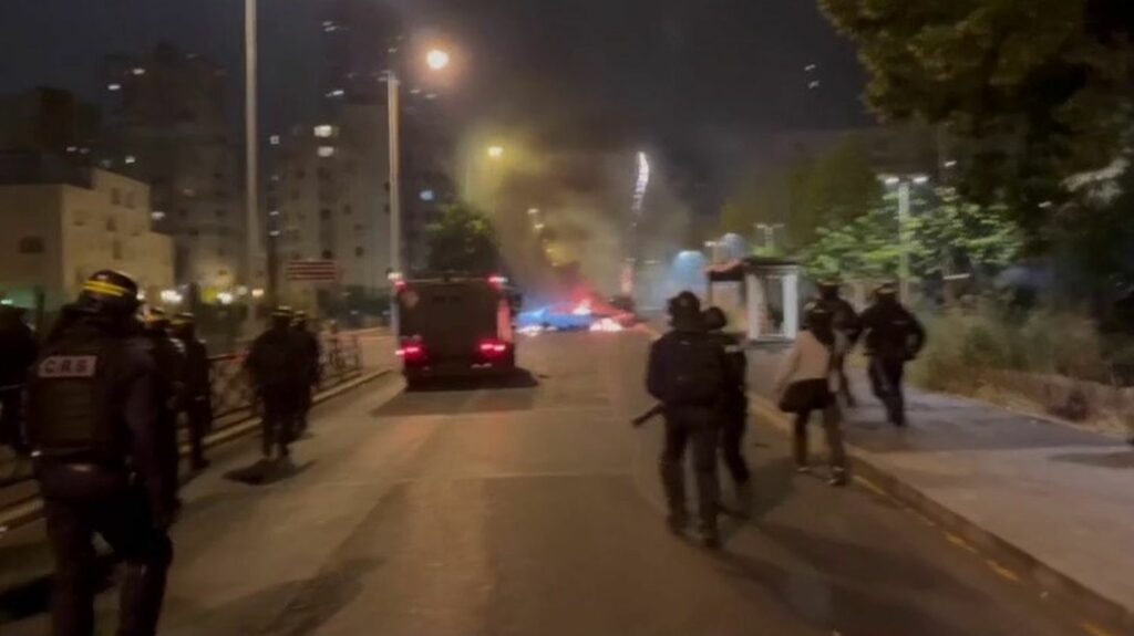 Émeutes : le président de la République réfléchit aux solutions à mettre en œuvre
                  Alors que la France est agitée par des scènes de violences et de pillages depuis trois jours, le président de la République étudie toutes les options pour améliorer le dispositif de maintien de l’ordre. Le journaliste Guillaume Daret fait le point sur la situation.