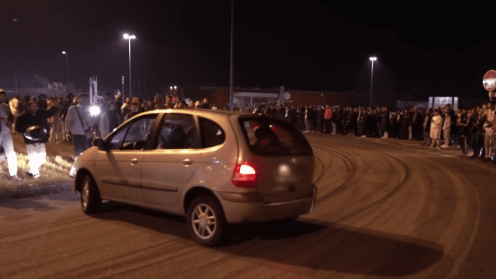 Justice : le procès des rodéos sauvages à Bordeaux
              À Bordeaux (Gironde) était jugé, ce mercredi 7 juin, un chauffard qui a fait 13 blessés après avoir percuté la foule lors d’un rodéo sauvage. Il a écopé de trois ans de prison, dont un ferme. Ces rassemblements, bien qu’interdits, se multiplient en France.
