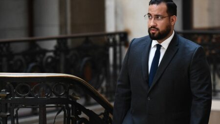 À son procès en appel, Alexandre Benalla joue la carte de la contrition mais conteste toute violence volontaire
                  Rejugé devant la Cour d'appel de Paris, dans l'affaire qui lui a coûté sa place chargé de mission à l'Elysée, Alexandre Benalla a fait amende honorable, et reconnu certains des faits qui lui sont reprochés.