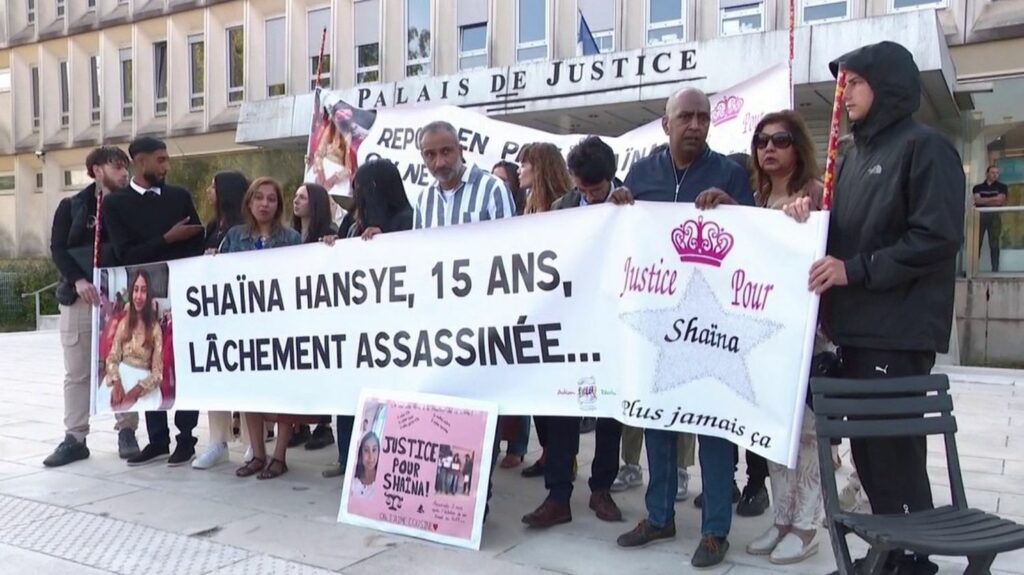 Justice : le procès du meurtre de Shaïna s'ouvre à Beauvais
              Il y a quatre ans, l'adolescente de 15 ans avait été retrouvée morte poignardée et brûlée vive à Creil, dans l'Oise. Lundi 5 juin, son ex-petit ami comparait à huis clos devant la cour d'assises de Beauvais.