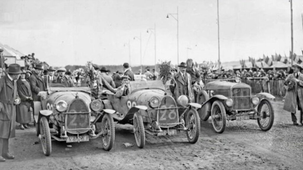 24 Heures du Mans 2023 : un quiz pour réviser ses connaissances sur la compétition
              L'édition 2023 des 24 Heures du Mans aura lieu les samedi 10 et dimanche 11 juin dans la Sarthe. À cette occasion, le journaliste Samuel Ollivier, présent sur le plateau du 8 Heures, mercredi, propose un quiz pour être incollable sur ce rendez-vous incontournable pour les fans de sport automobile.