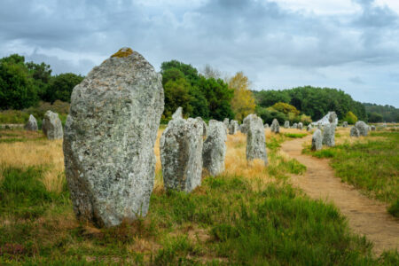 Rangée de menhirs de Bretagne : la police protège le maire après des menaces de mort