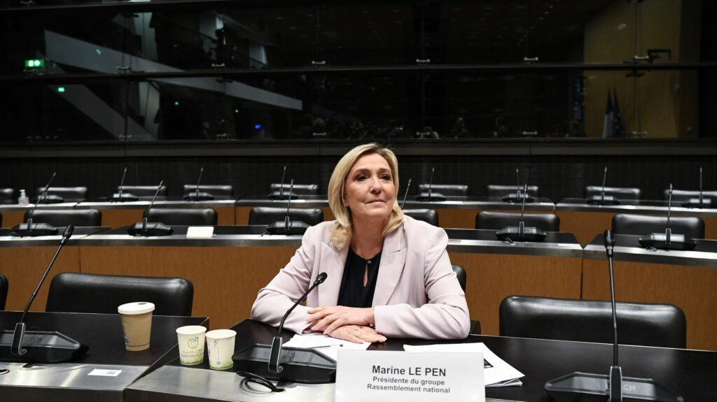 Un rapport d'enquête parlementaire accuse le RN d'être une "courroie de transmission" du pouvoir russe, Marine Le Pen dénonce "un procès politique"
                  La leader d'extrême droite avait été auditionnée la semaine dernière par cette commission à propos d'éventuelles contreparties politiques en échange d'un prêt russe contracté par l'ex-Front national en 2014.