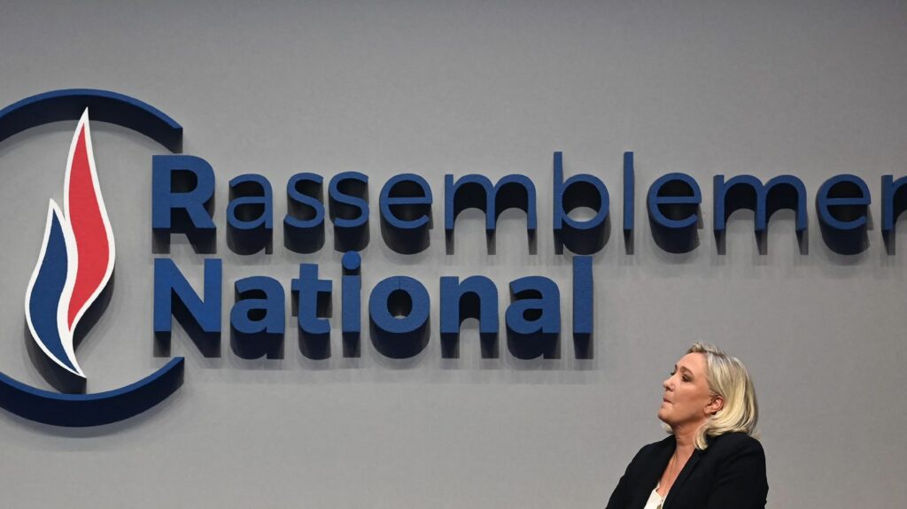 Rassemblement national : le parti va continuer à travailler avec l'agence de communication e-Politic, détenue en partie par des personnalités controversées proches du RN
                  Cette agence de communication est détenue en partie par Axel Loustau et à par Frédéric Chatillon qui sont d'anciens membres du Gud, l'organisation étudiante d’extrême droite connue pour sa violence, rappelle France Inter.