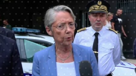 Violences après la mort de Nahel : les réactions des partis politiques
              À gauche ou à droite, les réponses apportées aux émeutes qui ont lieu en France après la mort de Nahel ne sont pas les mêmes.