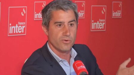 Réforme des retraites : "Quand Charles de Courson devient un symbole de la rébellion, c'est qu'il y a quelque chose qui se passe dans le pays", estime François Ruffin
                  Les députés examinent jeudi de la proposition de loi Liot sur les retraites. Un texte dont les amendements sur l'abrogation des 64 ans ont été déclarés irrecevables par la présidente de l'Assemblée.
