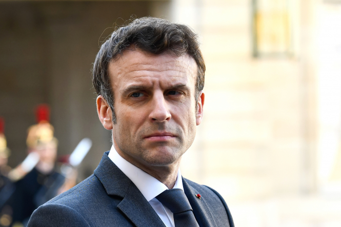 Regardez: Macron boit une bière en une, suscitant des critiques en France