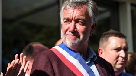 Incendie au domicile du maire de Saint-Brevin : les deux hommes en garde à vue ont été remis en liberté
              Âgés de 48 et 63 ans et interpellés mercredi, ils ont été relâchés dans la soirée, annonce jeudi le procureur de Nantes.