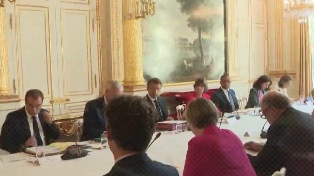 Politique : un remaniement du gouvernement envisagé dans les semaines à venir ?
              De plus en plus de bruits de couloirs font état d'un possible remaniement ministériel au début de l'été. Si Élisabeth Borne semble pouvoir conserver sa place, certains noms se dégagent pour la remplacer à Matignon.