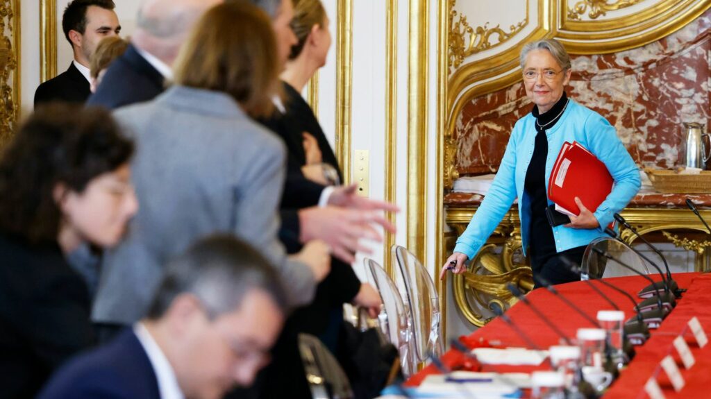 En attendant le remaniement, l'administration peut-elle reprendre la main sur l'exécutif ?
                  L'hypothèse d’un prochain remaniement et ses conséquences : il y a comme un petit flottement au sommet de l’Etat. Le gouvernement craint de perdre du terrain sur l'administration.