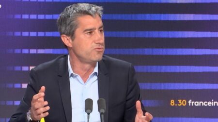 Vidéo



  

  
  


      


      

      Retraites : "On a encore quelques ruses" pour revenir sur la réforme, promet l'Insoumis François Ruffin
              François Ruffin, député La France insoumise de la Somme, promet "quelques épisodes" au lendemain de la suppression en commission, à l'Assemblée, de l'article-clé de la proposition de loi portée par le groupe indépendant Liot visant à abroger la retraite à 64 ans.