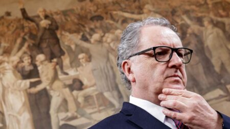 Richard Ferrand modifie-t-il la Constitution pour un 3e mandat d’Emmanuel Macron? Vrai ou faux? Le vrai du faux. Richard Ferrand a-t-il appelé à modifier la Constitution pour qu'Emmanuel Macron puisse faire un troisième mandat ?
Plusieurs opposants politiques du gouvernement en place accusent l'ancien président de l'Assemblée, proche d'Emmanuel Macron, de vouloir changer la Constitution pour que celui-ci puisse se présenter à l'élection présidentielle de 2027.