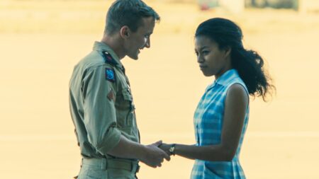 "Ce qui m'intéresse, c'est le rapport entre l'intime et le collectif" : Robin Campillo réalisateur de "120 battements par minute", de retour avec un film sur la fin de l'illusion coloniale
                  "L'île rouge", nouveau film de Robin Campillo, pointe les derniers reliquats d'une "rêverie coloniale hantée par sa propre fin et son illégitimité" à travers le regard d'un enfant.