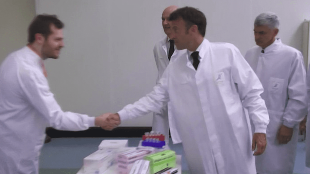 Santé : Emmanuel Macron est en Ardèche pour annoncer un plan de relocalisation de la production de médicaments
                  Le président Emmanuel Macron devrait dévoiler, mardi 13 juin, la liste des médicaments retenus pour la relocalisation de leur production en France. Le point avec Guillaume Daret, en duplex de Champagne en Ardèche.