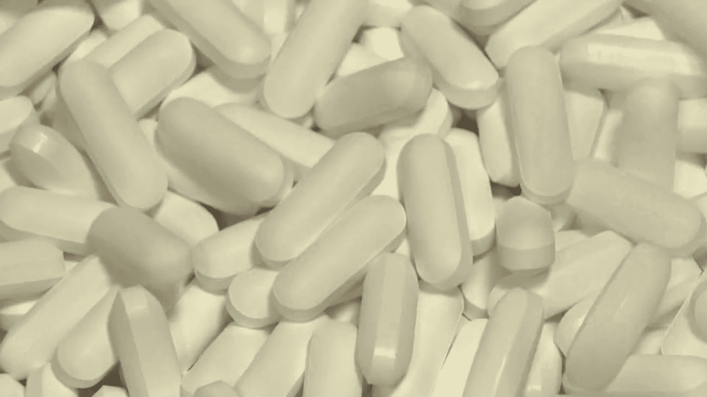 Santé : la France a-t-elle les moyens de produire du paracétamol sur son territoire ?
                  Emmanuel Macron a annoncé un plan de relocalisation totale ou partielle de 50 médicaments jugés essentiels. Cela s’explique notamment à cause d’une dépendance vis-à-vis de certains pays. Mais la France a-t-elle les moyens de produire elle-même ses médicaments ? Éléments de réponse.
