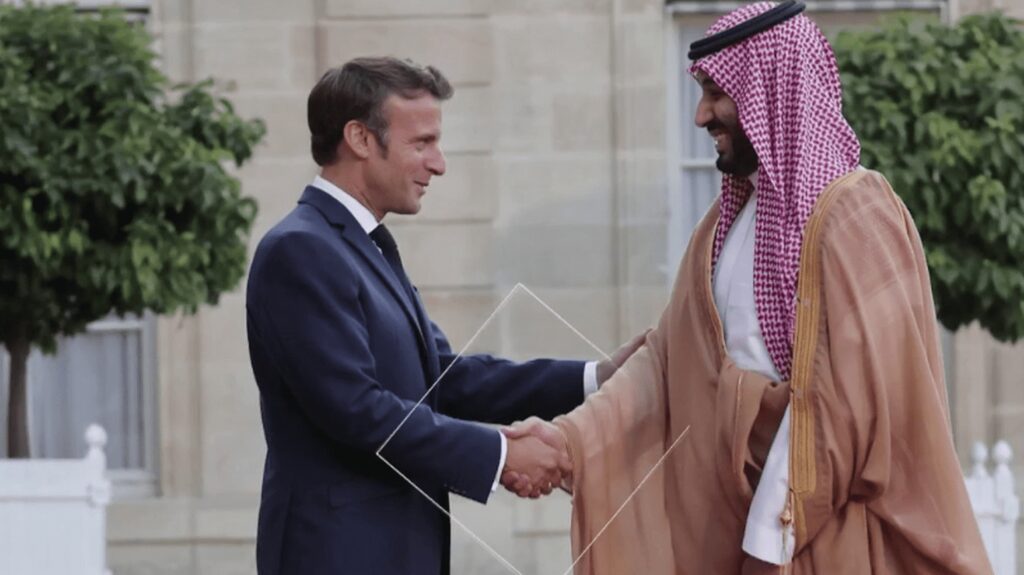 Politique : la visite du prince héritier saoudien Mohamed Ben Salmane à Paris scandalise
                  Mohamed Ben Salmane a entamé une visite officielle de 8 jours en France. C'est la seconde depuis l’assassinat en 2018 en Turquie du journaliste saoudien Jamal Khashoggi, que le prince héritier est accusé d'avoir commandité. Pourquoi l'accueille-t-on à bras ouverts ?