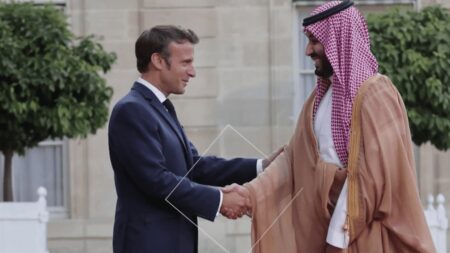 Politique : la visite du prince héritier saoudien Mohamed Ben Salmane à Paris scandalise
                  Mohamed Ben Salmane a entamé une visite officielle de 8 jours en France. C'est la seconde depuis l’assassinat en 2018 en Turquie du journaliste saoudien Jamal Khashoggi, que le prince héritier est accusé d'avoir commandité. Pourquoi l'accueille-t-on à bras ouverts ?