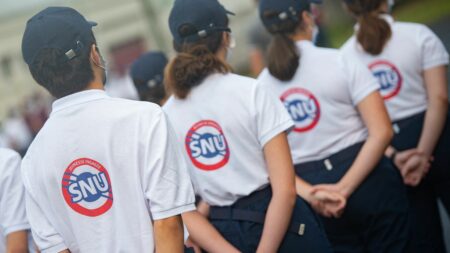 Service national universel : un stage de 12 jours sur le temps scolaire sera proposé aux lycéens volontaires, annonce Sarah El Haïry
              Selon la secrétaire d'Etat à la Jeunesse, ces séjours débuteront "vers le mois de mars 2024".