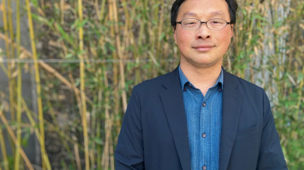 “La société japonaise a toujours tendance à privilégier le collectif sur l'individuel” : rencontre avec Köji Fukada, réalisateur de “Love Life”
              Kôji Fukada, figure du jeune cinéma japonais, est de retour dans les salles françaises le 14 juin avec “Love Life”, un mélodrame inspiré par une chanson.