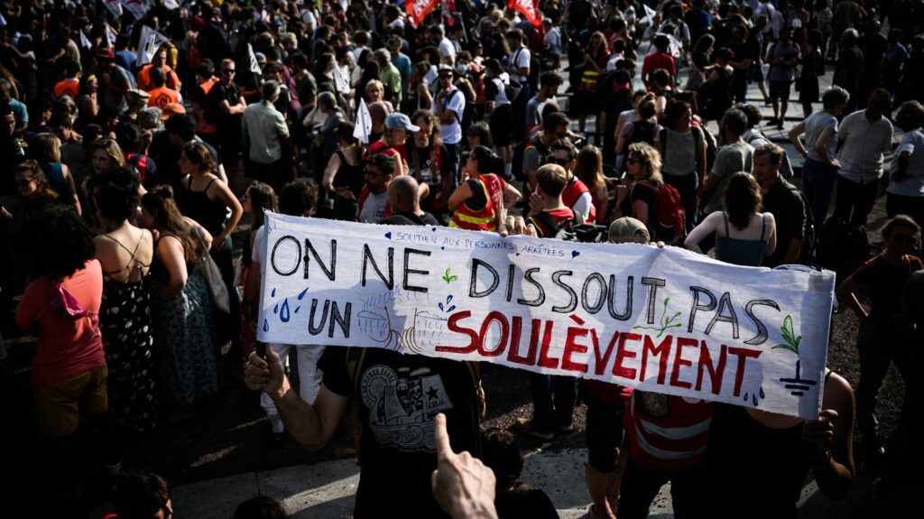Soulèvements de la terre : plus d'un millier de manifestants à Nantes pour s'opposer à la dissolution du collectif
              Des rassemblements étaient programmés dans plusieurs villes de France mercredi après l'annonce, en Conseil des ministres, de la dissolution du mouvement écologiste, accusé de violences par le gouvernement.